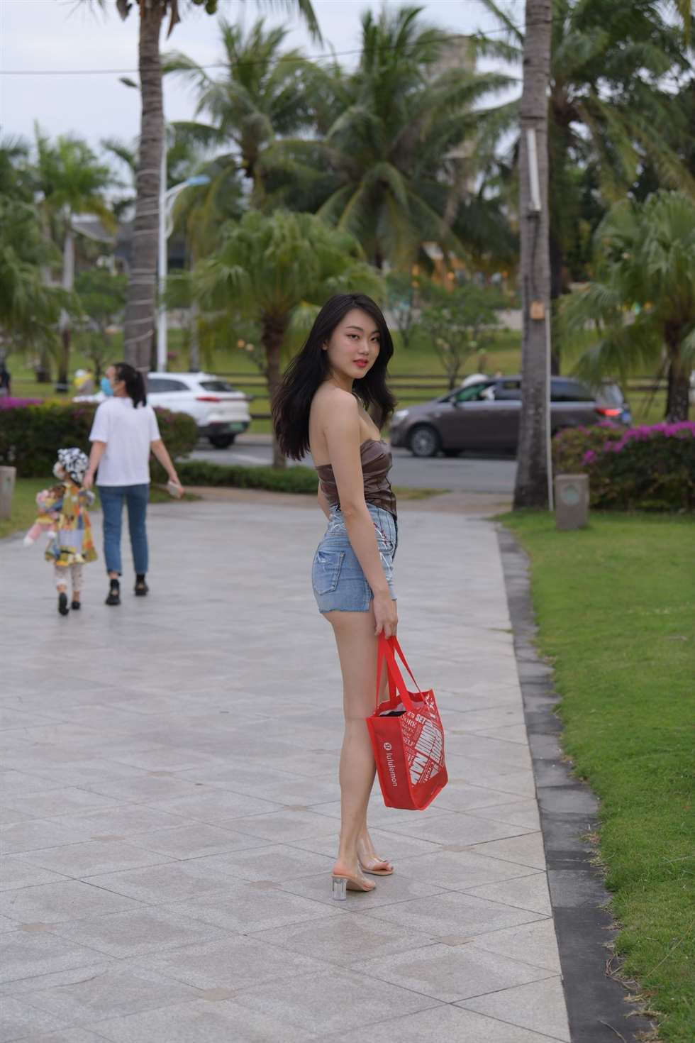 图片[2]-一始街拍作品牛仔热裤美女-街拍流行馆