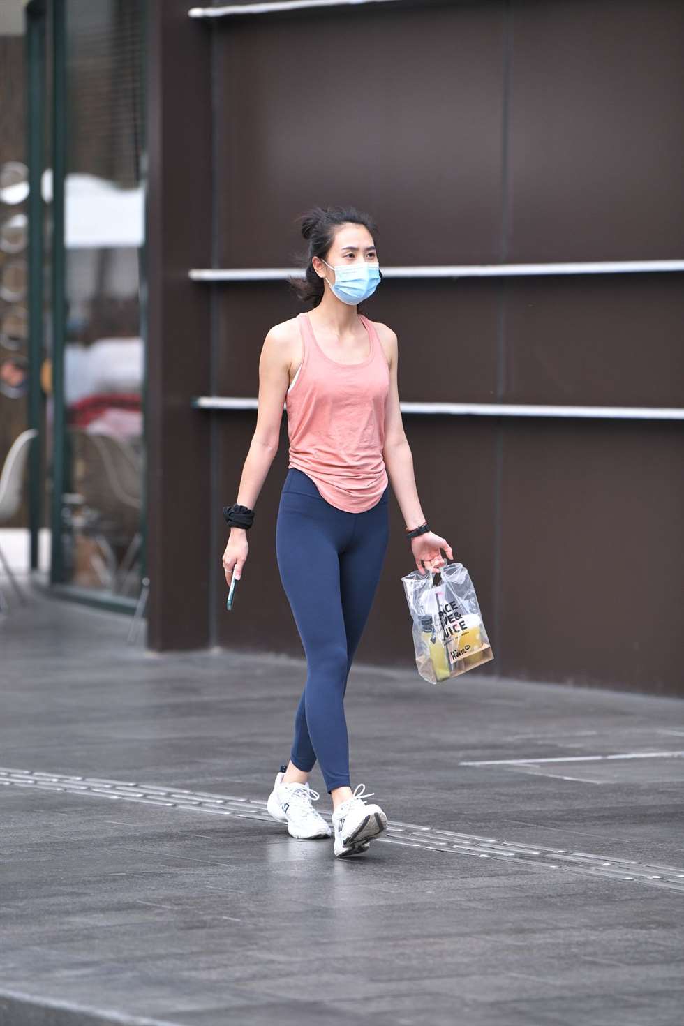 图片[3]-蓝色瑜伽裤少妇悠闲逛街-街拍流行馆