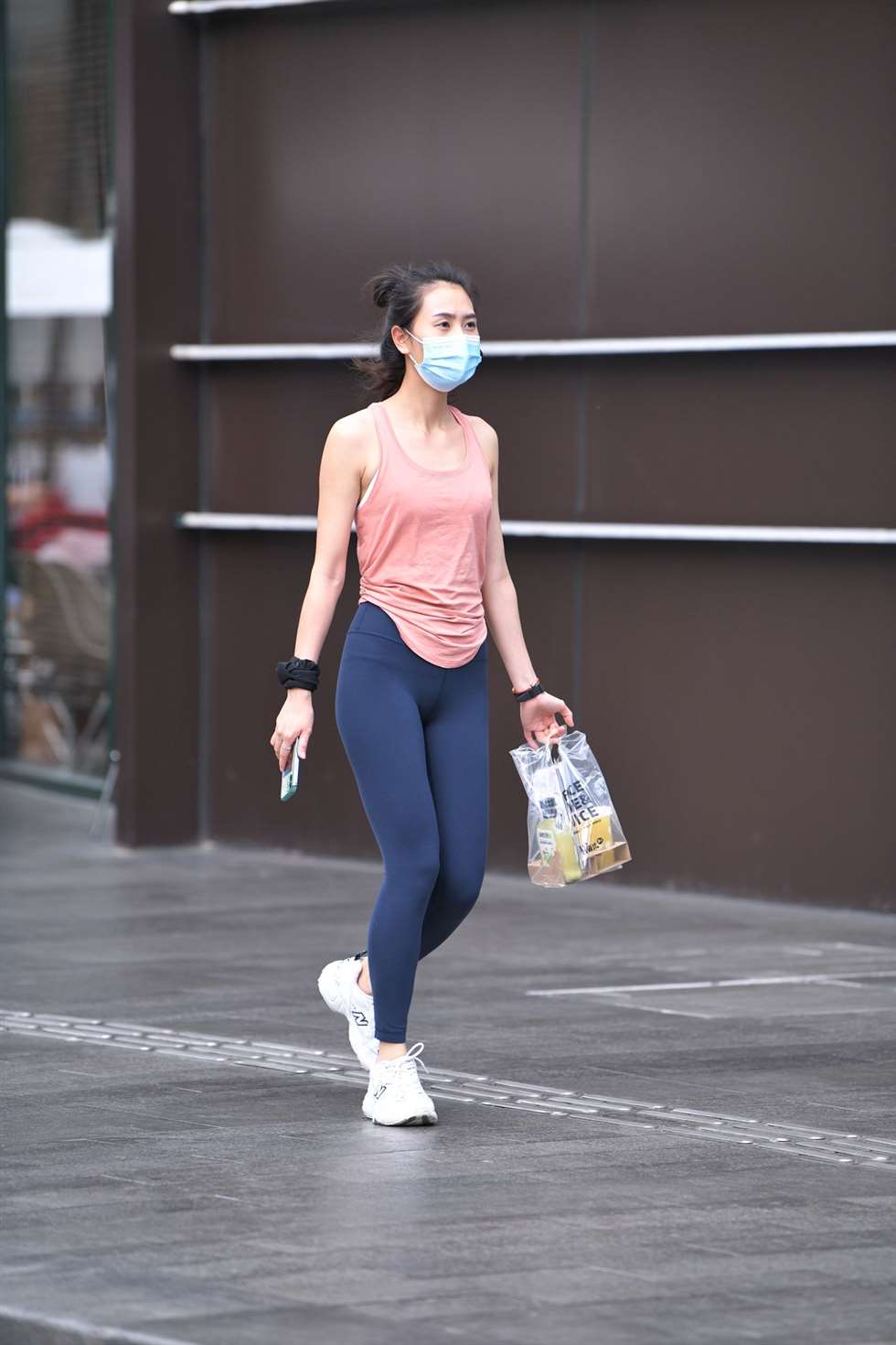 图片[4]-蓝色瑜伽裤少妇悠闲逛街-街拍流行馆