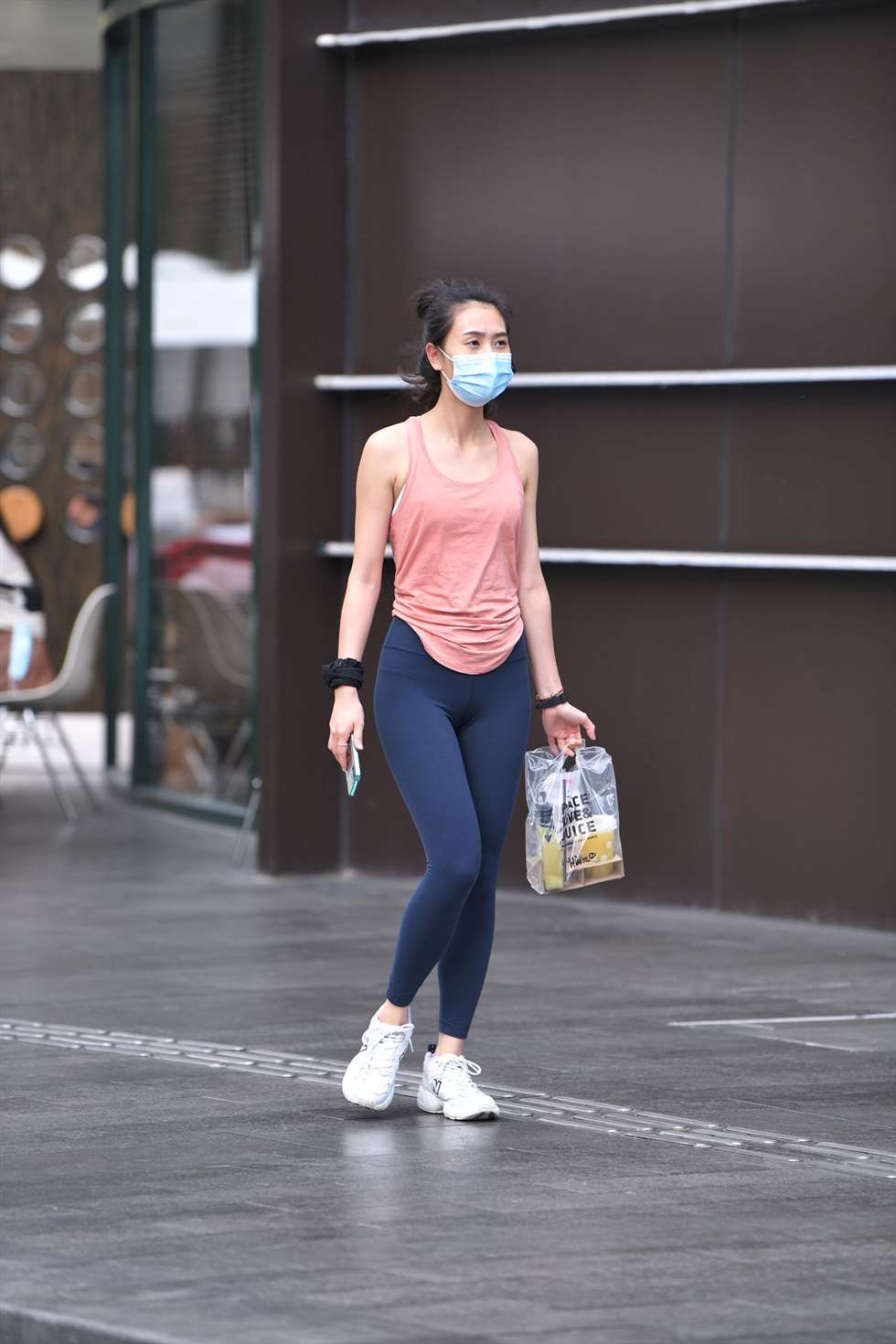 图片[2]-蓝色瑜伽裤少妇悠闲逛街-街拍流行馆