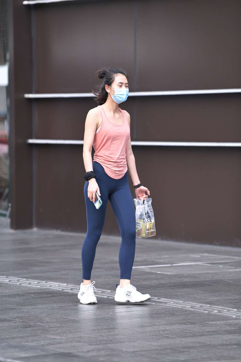 图片[5]-蓝色瑜伽裤少妇悠闲逛街-街拍流行馆