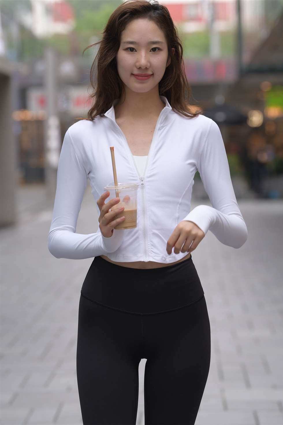 图片[1]-黑色瑜伽裤运动系高挑妹子-街拍流行馆