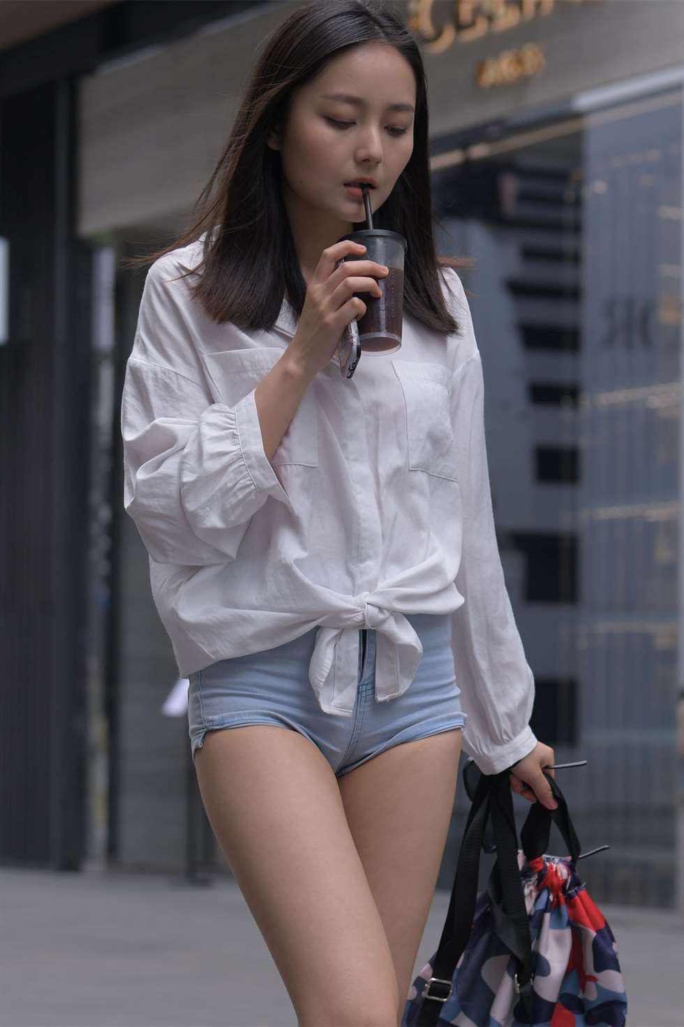 图片[1]-热裤长腿美妇-街拍流行馆