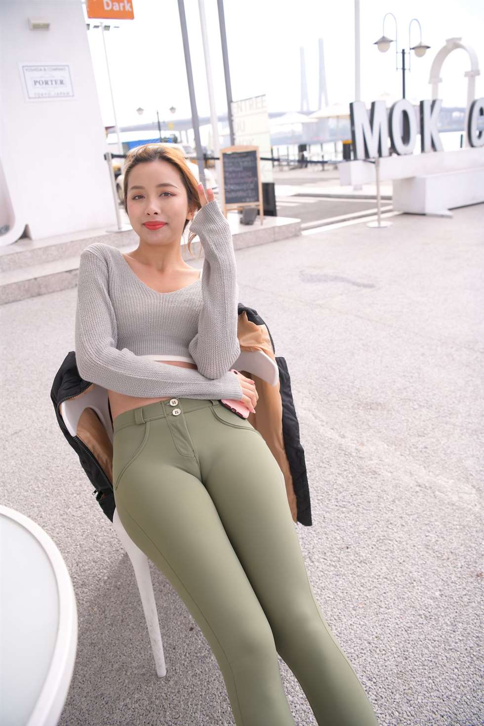 图片[4]-魂魂摄影作品绿色紧身蜜桃裤长腿美女-街拍流行馆