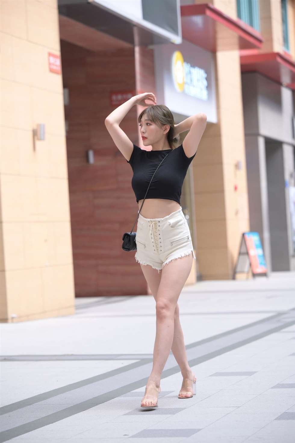 图片[5]-魂魂摄影作品白色热裤美女-街拍流行馆