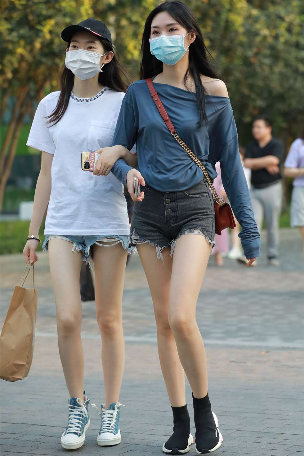 图片[1]-四九城嘎子街拍作品热裤美腿闺蜜-街拍流行馆