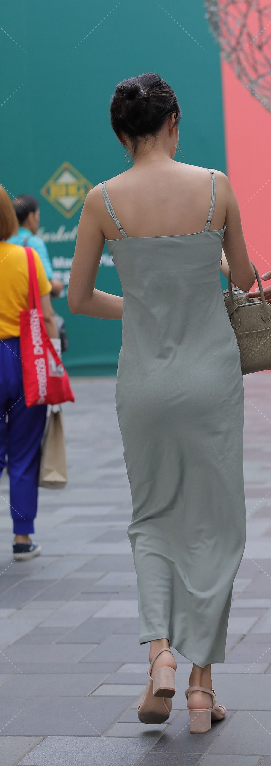 图片[2]-吊带裙丝滑柔顺，好拖-街拍流行馆