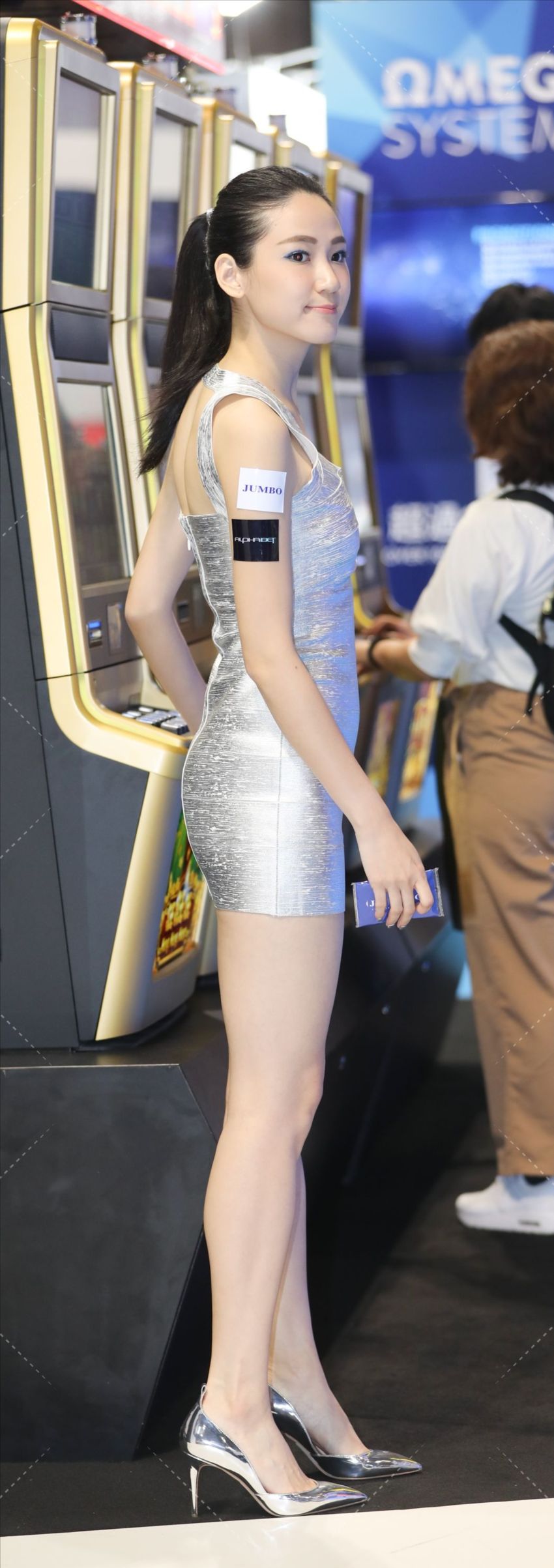 图片[1]-银色连衣裙模特-街拍流行馆