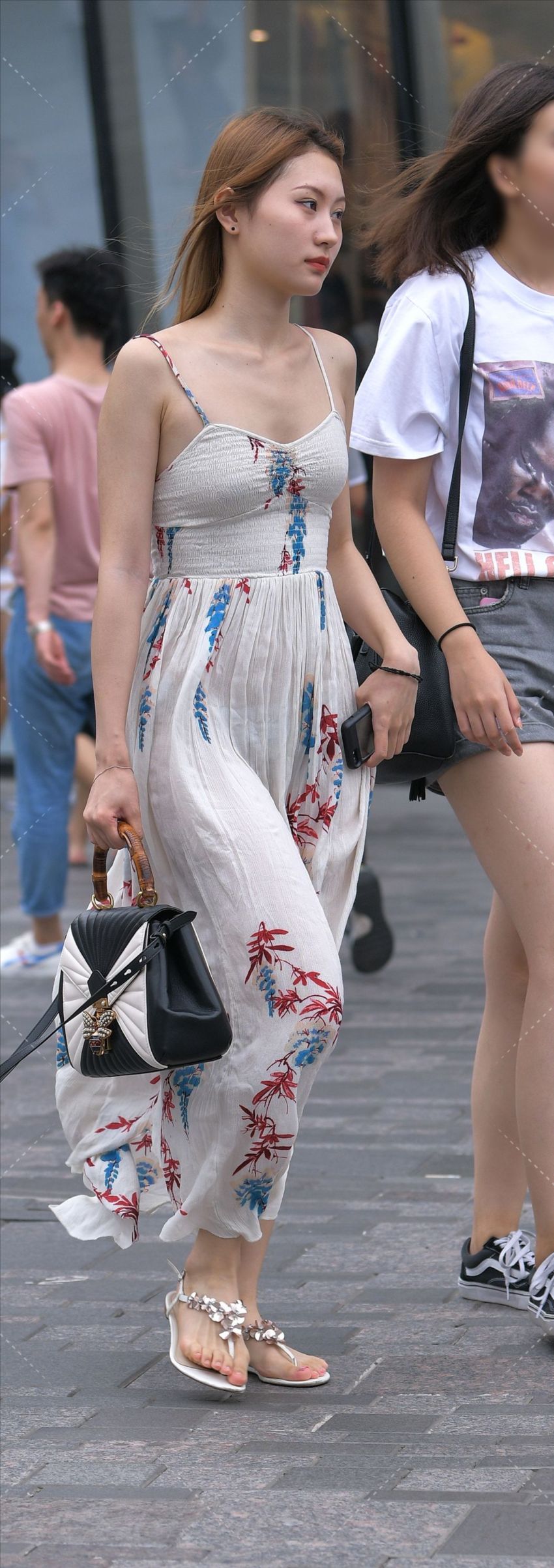 图片[1]-清风泛起白裙和秀发随风飘荡-街拍流行馆