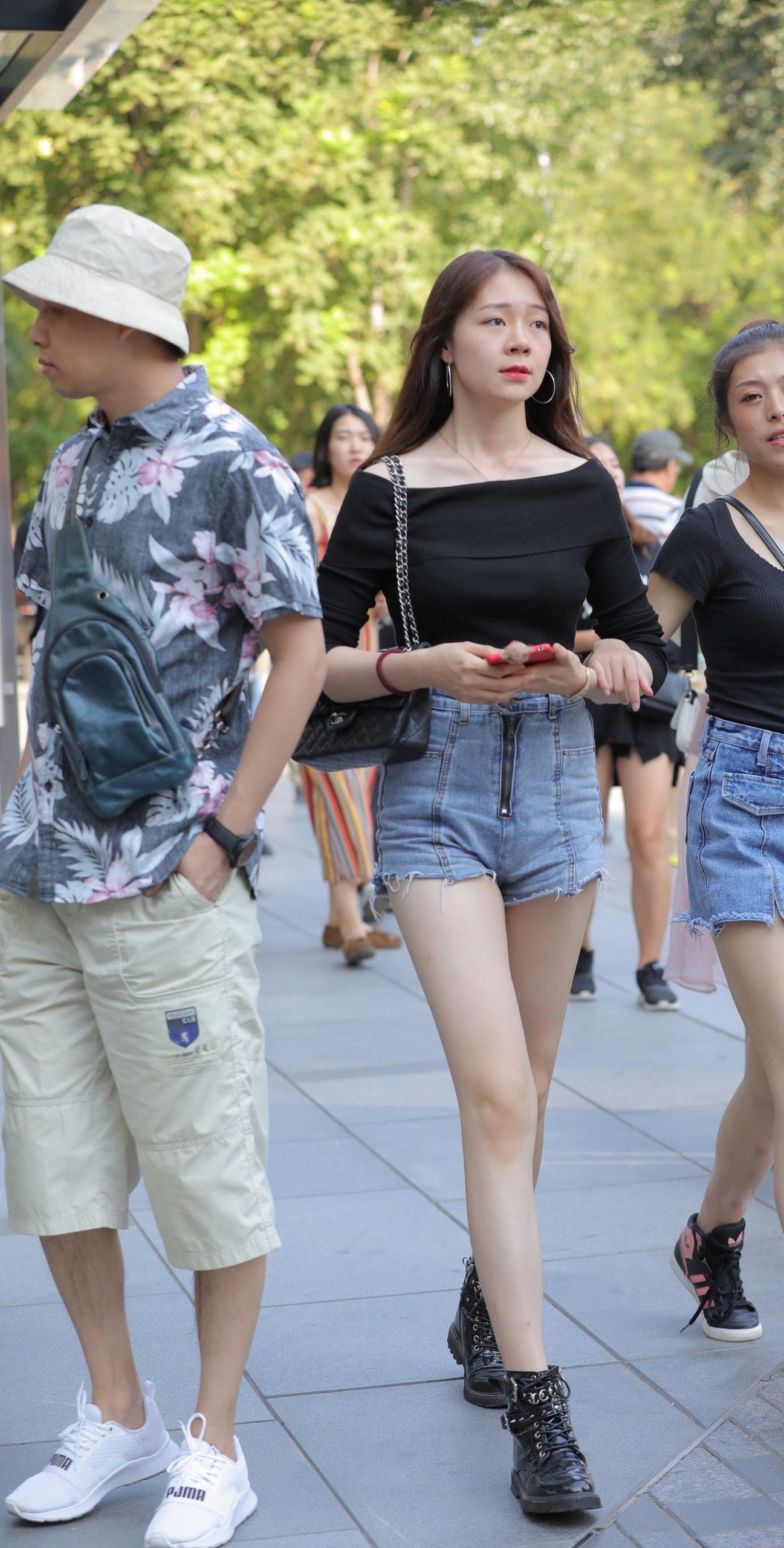 图片[4]-街拍牛仔热裤大长腿小姐姐笑得很开心呢-街拍流行馆