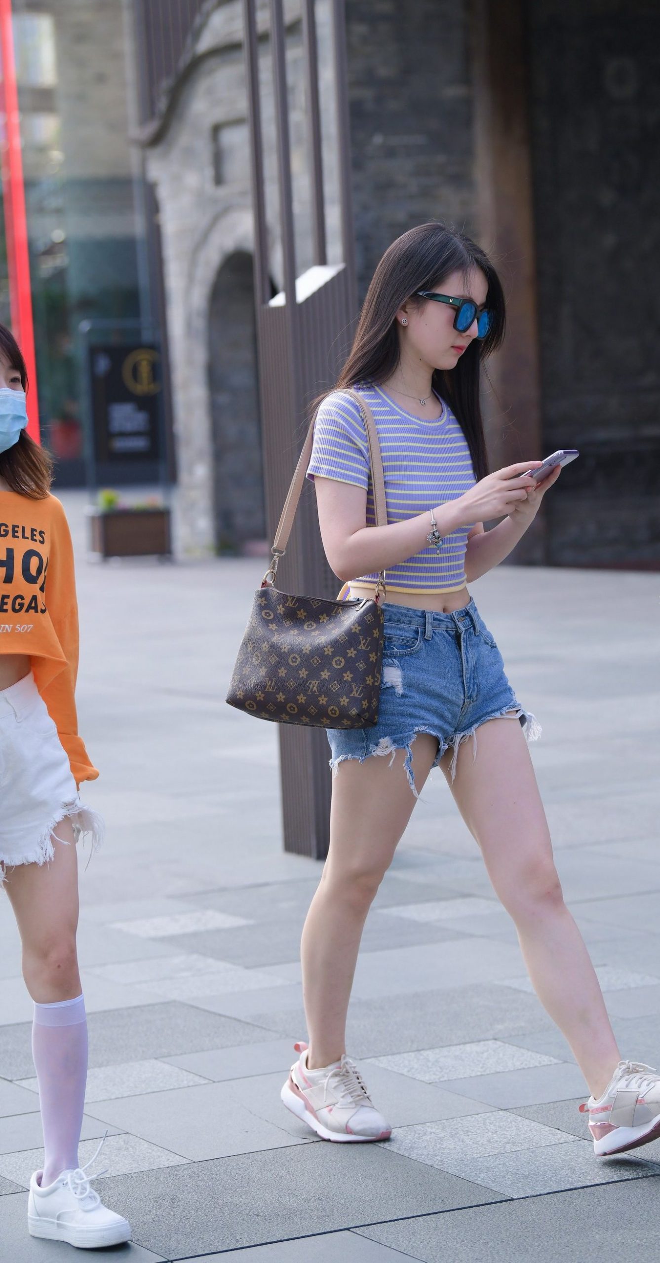 图片[5]-青春靓丽牛仔热裤小姐姐-街拍流行馆